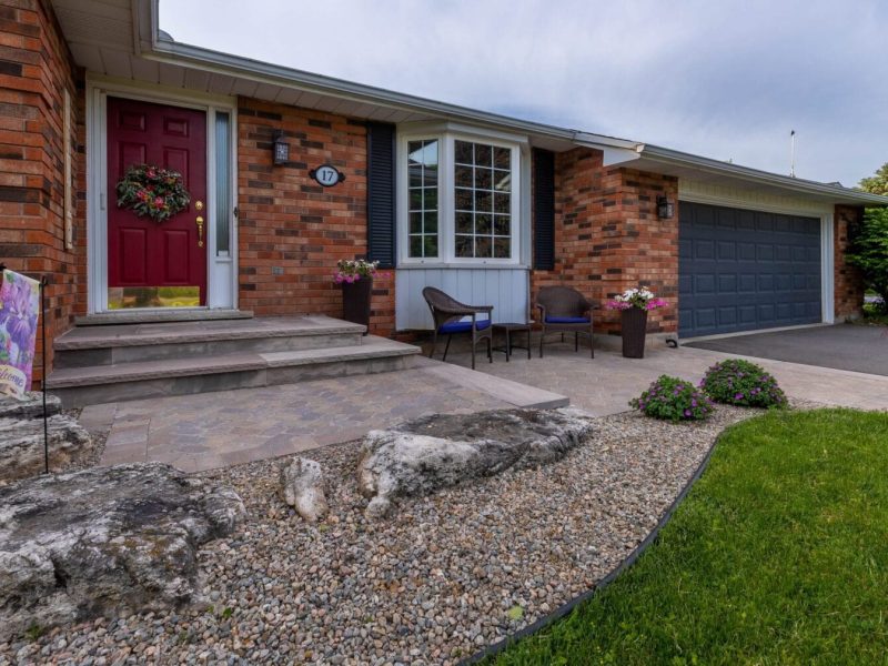 The Elegant Entrance - Residential Landscape Maintenance Services Near Dundas, Ontario